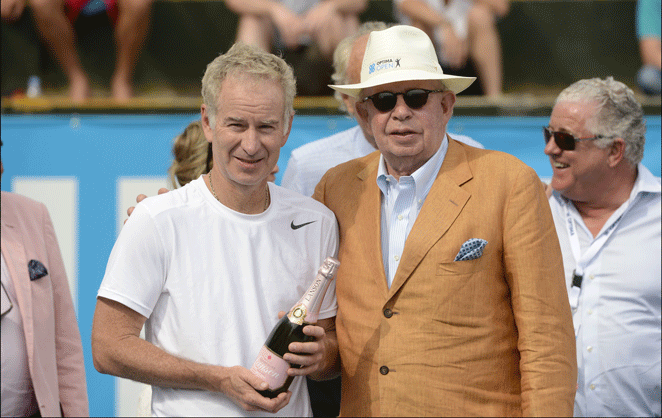  Léopold Lippens avec John McEnroe lors de l'Optima Open, à Knokke © Jimmy Bolcina/Photo News